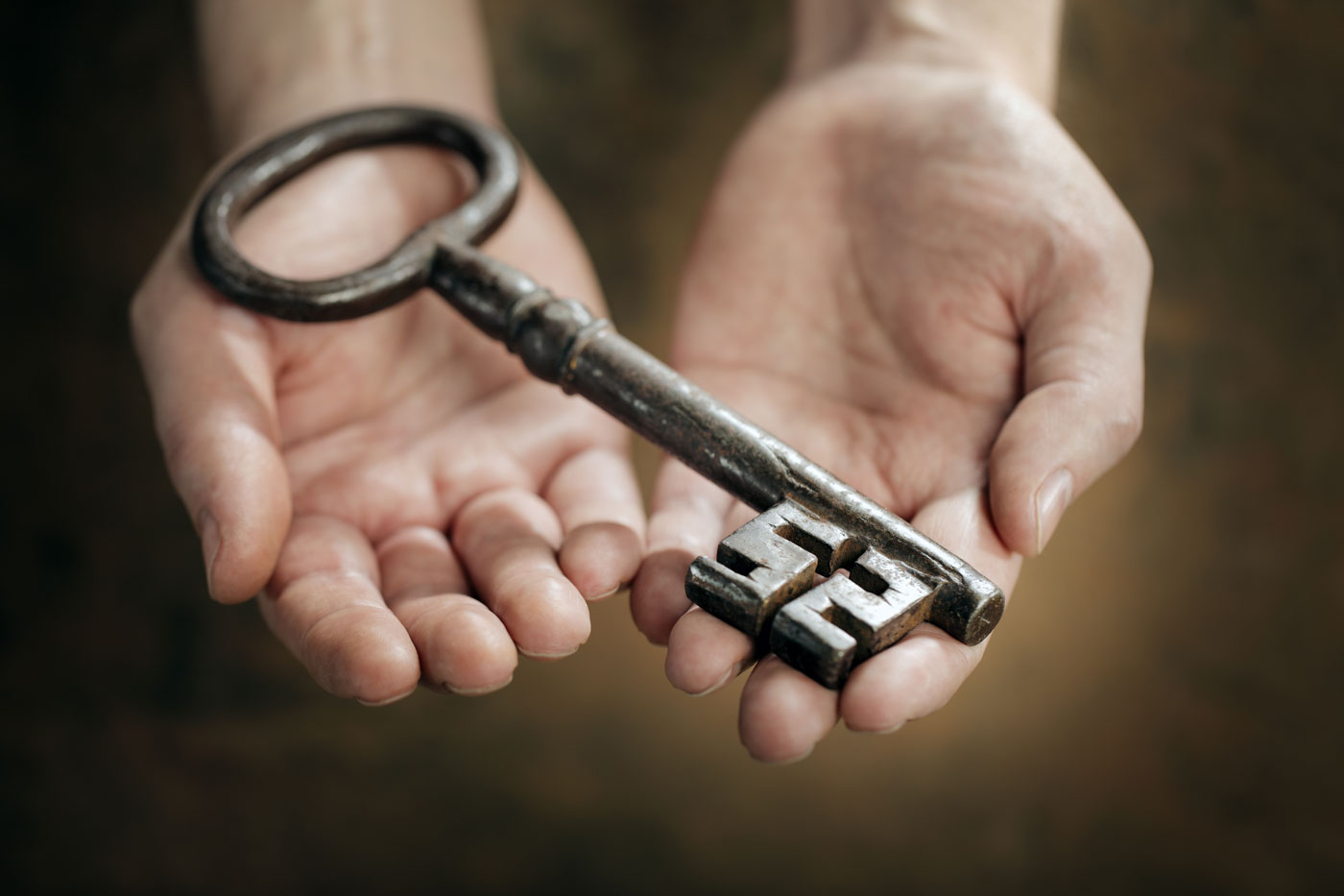 Старинный ключ в руке